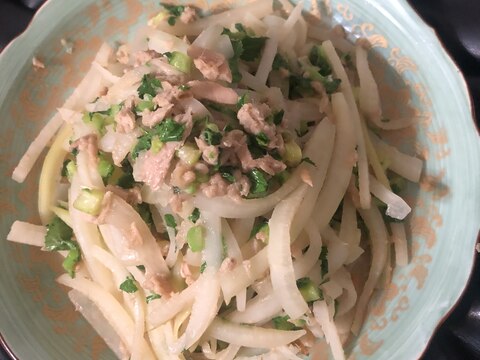 大根の皮と葉っぱとツナ缶